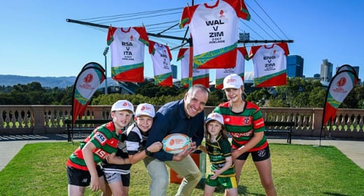 Former Wakllaby Ben Alexander and young rugby players.